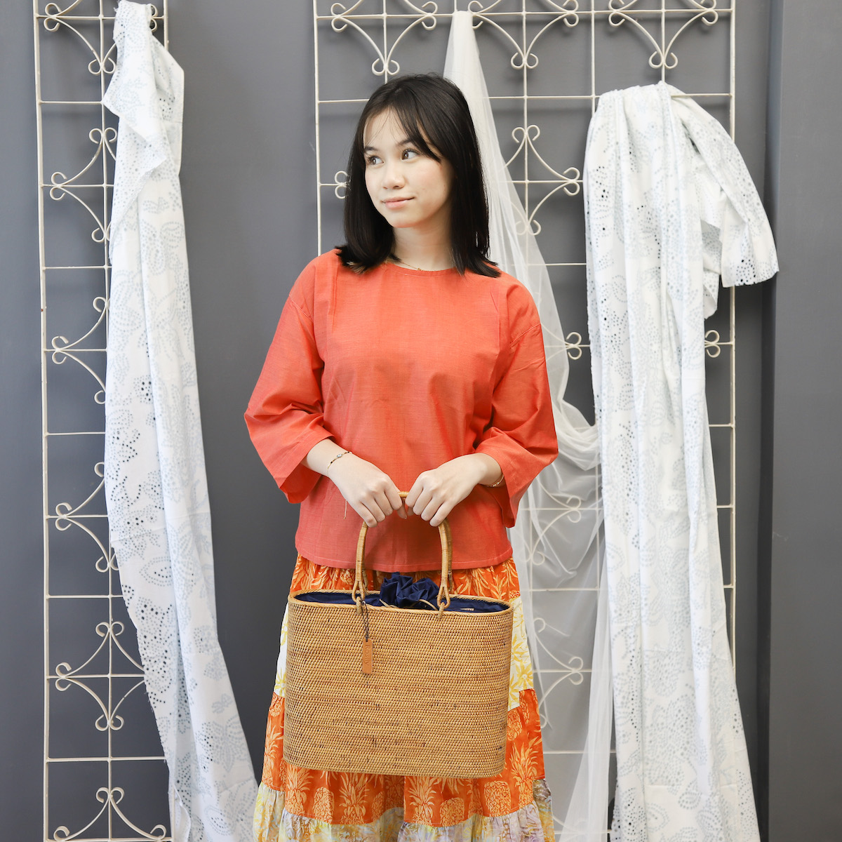 【美品】 Rosily アタ カゴバック 祭り バリ島 楕円形 巾着付き 楕円バッグLサイズ 巾着付き プレーン模様 (NAB697) Rosily