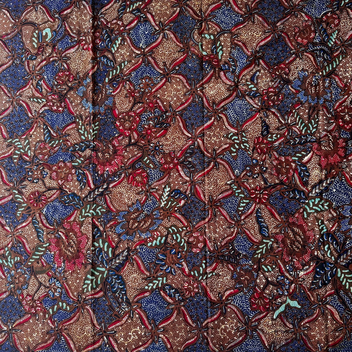 バティック（ジャワ更紗・綿100%・手描き/手染め） (NRA946-037)