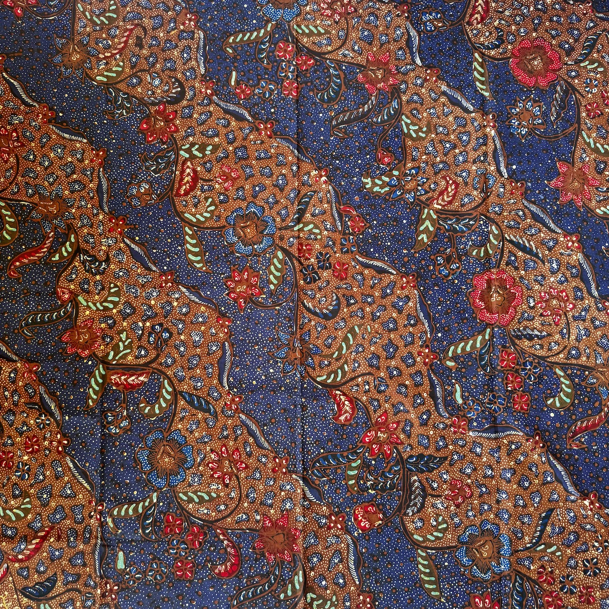 バティック（ジャワ更紗・綿100%・手描き/手染め） (NRA946-037)