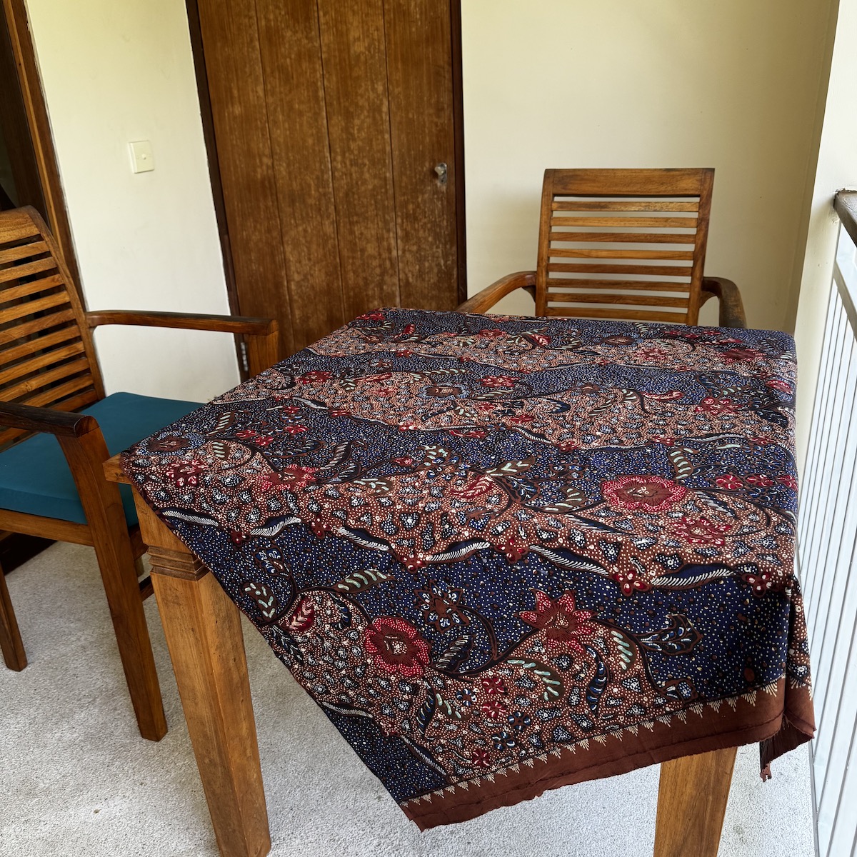 バティック（ジャワ更紗・綿100%・手描き/手染め） (NRA946-037)