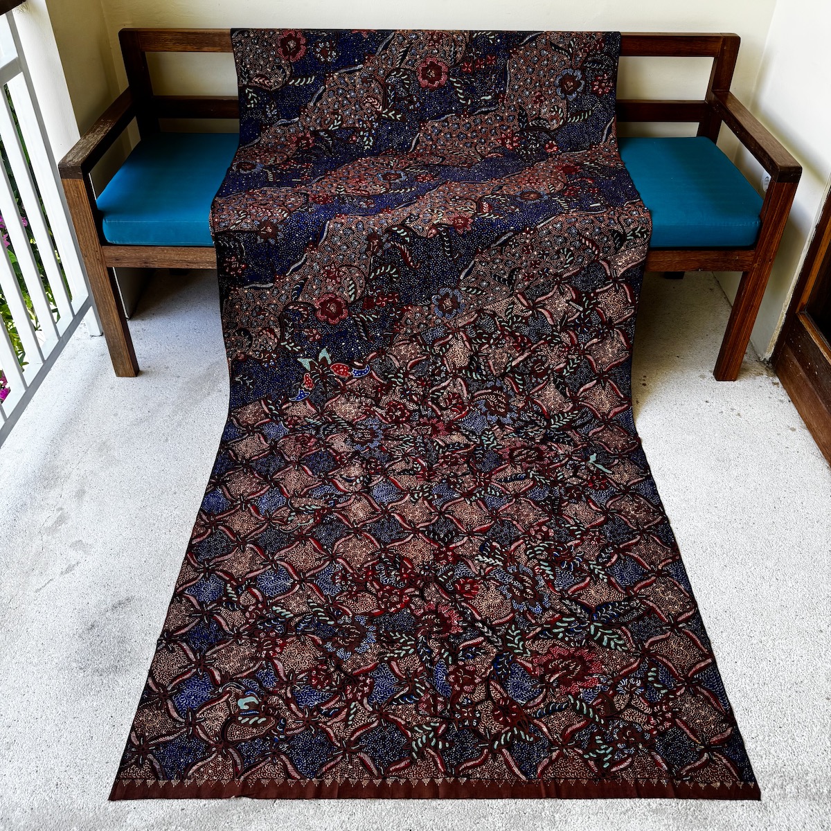 バティック（ジャワ更紗・綿100%・手描き/手染め） (NRA946-037)