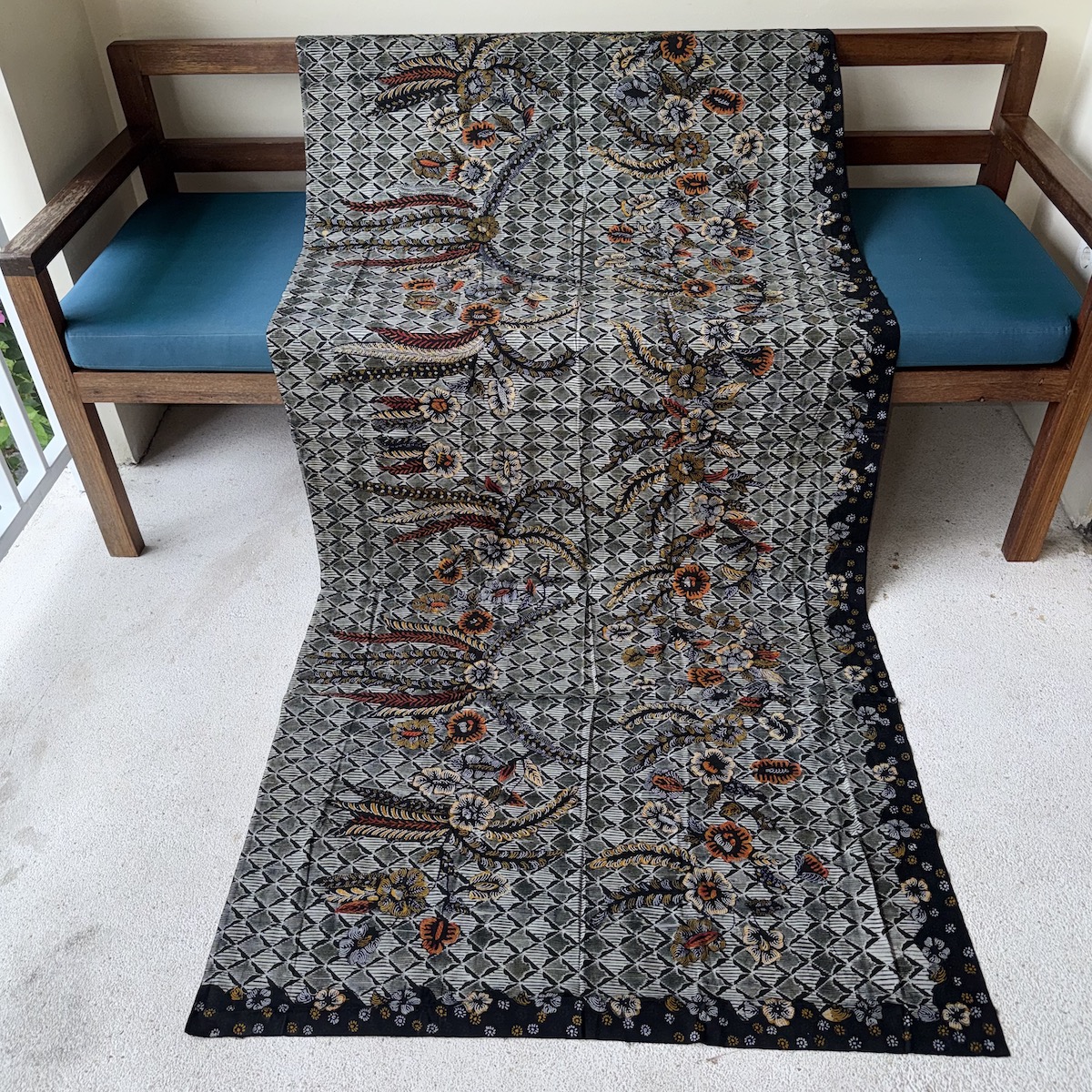 バティック（ジャワ更紗・綿100%・手描き/手染め） (NRA946-048)