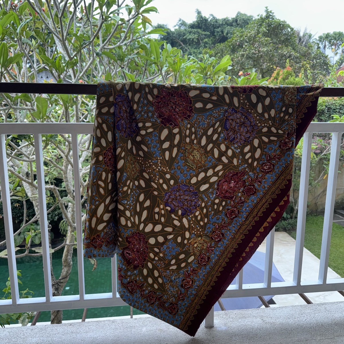 バティック（ジャワ更紗・綿100%・手描き/手染め） (NRA946-050)