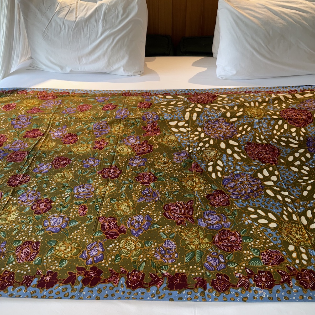 バティック（ジャワ更紗・綿100%・手描き/手染め） (NRA946-050)