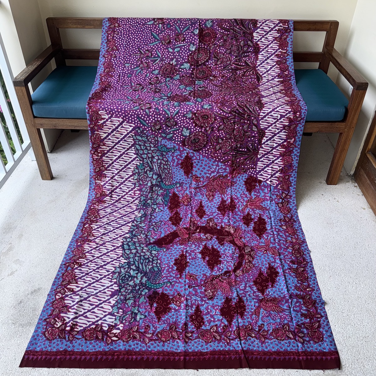 バティック（更紗）の裂織巾着　A バティック（ジャワ更紗・綿100%・手描き/手染め） (NRA946-051)