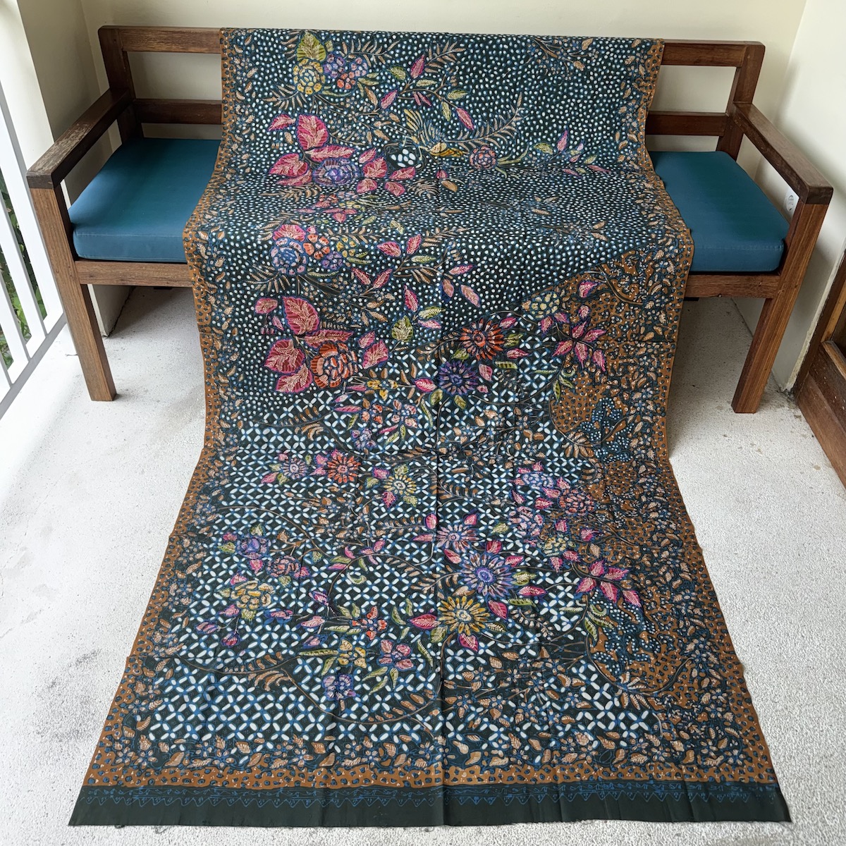 バティック（ジャワ更紗・綿100%・手描き/手染め） (NRA946-052)