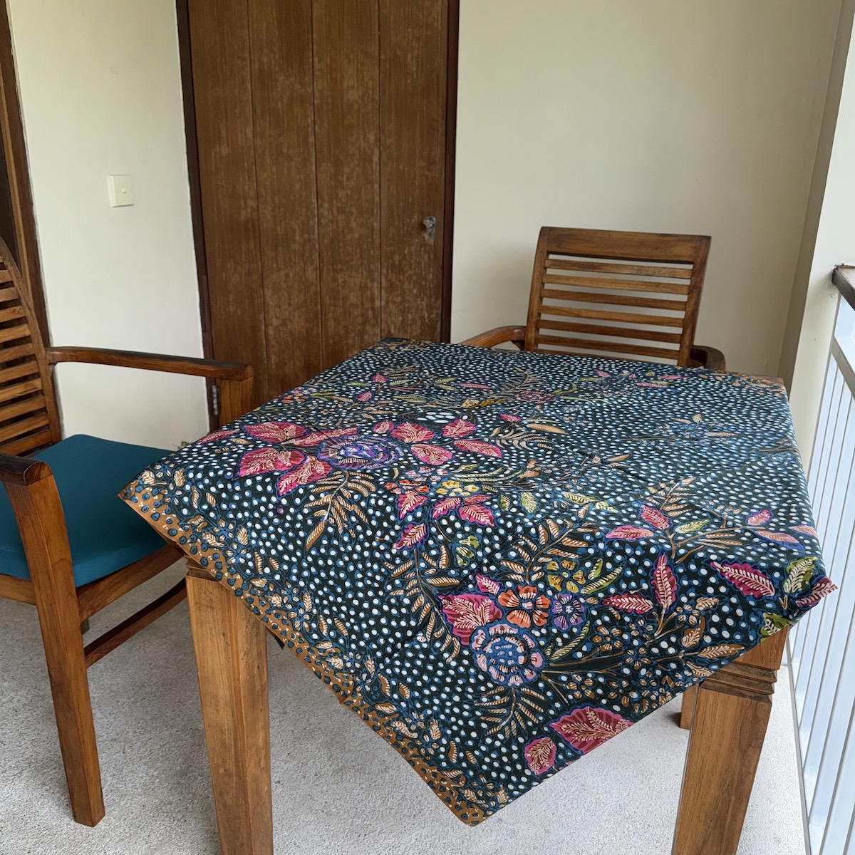 バティック（ジャワ更紗・綿100%・手描き/手染め） (NRA946-052)