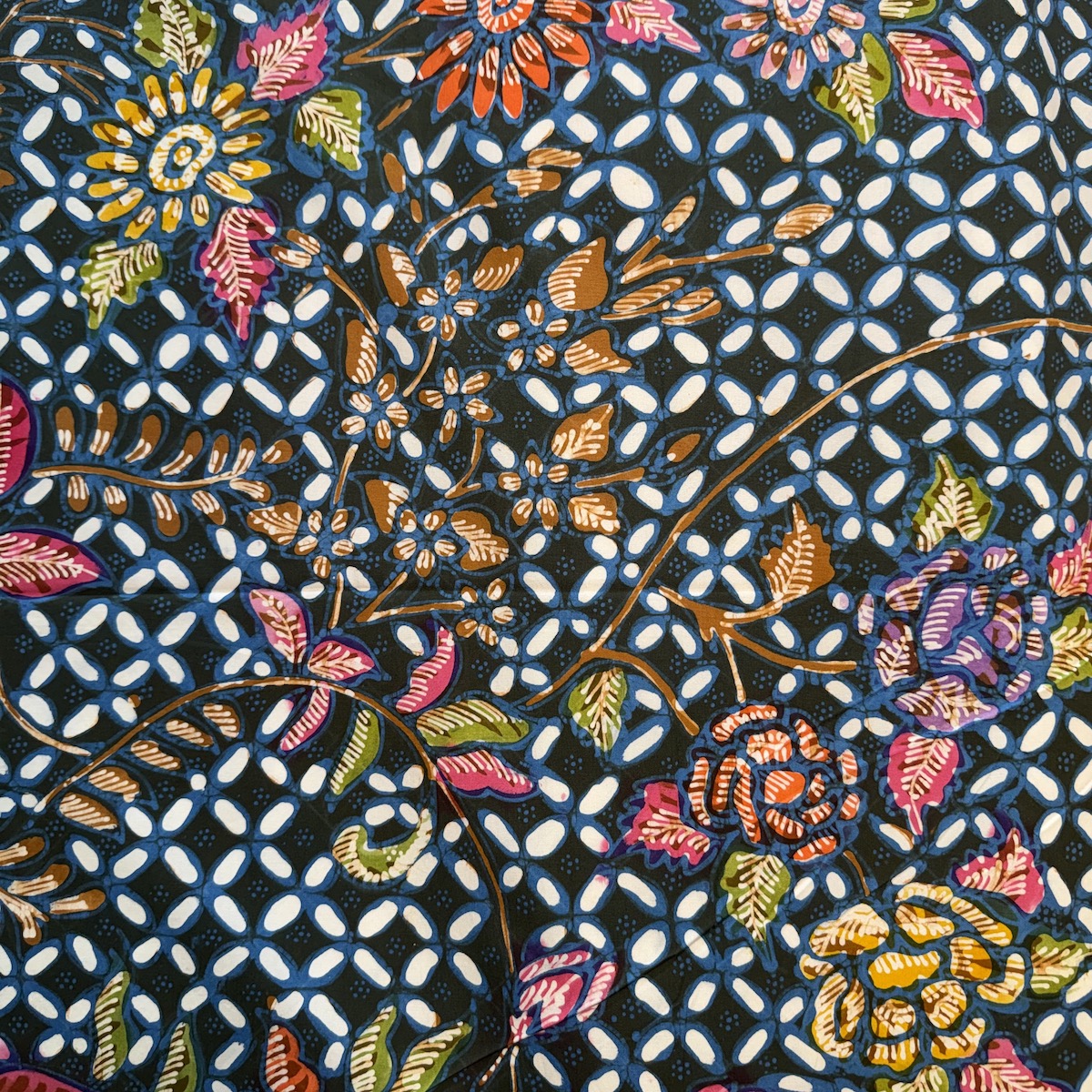 バティック（ジャワ更紗・綿100%・手描き/手染め） (NRA946-052)