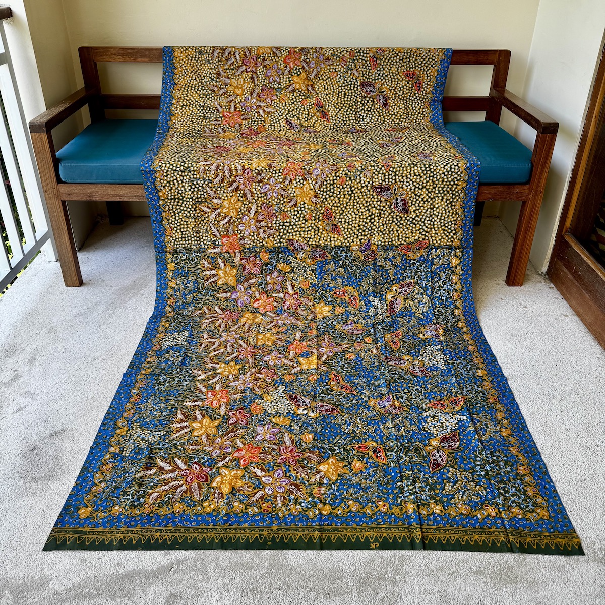 バティック（ジャワ更紗・綿100%・手描き/手染め） (NRA946-053)