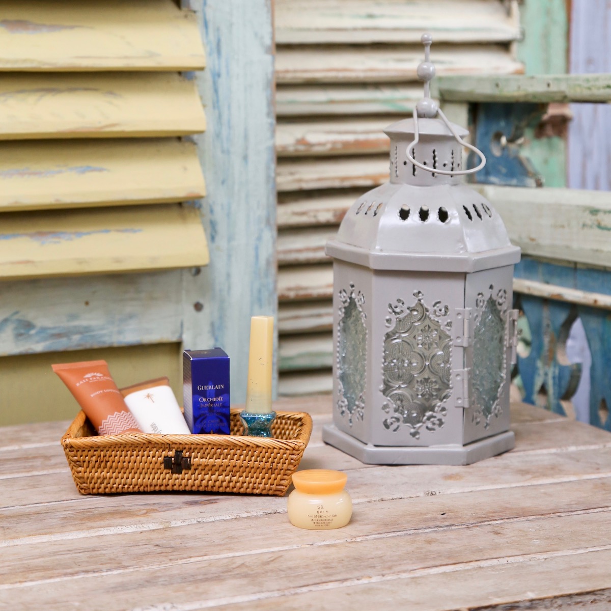 カモミール様 ご購入☆イタリア アンティーク 猫足 3段 飾り棚(レース付き) フレンチスタイルのおしゃれな2段チェスト、アンティーク風の